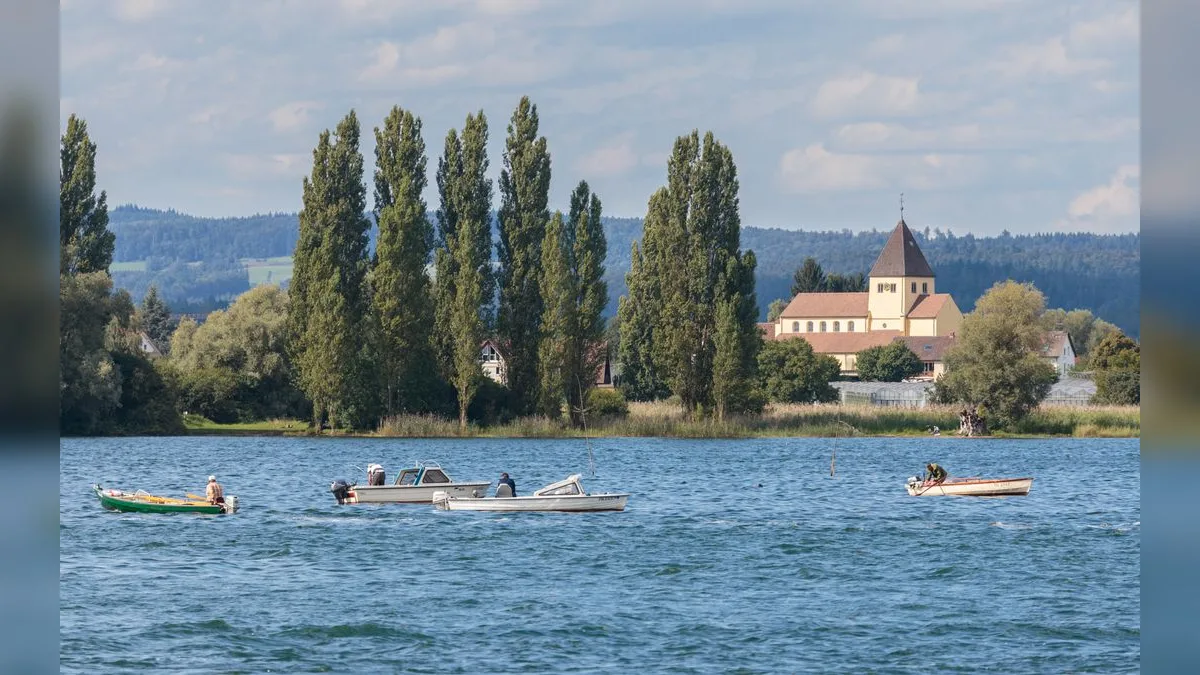 Kleine Angelboote auf einem See, weit vom Ufer entfernt