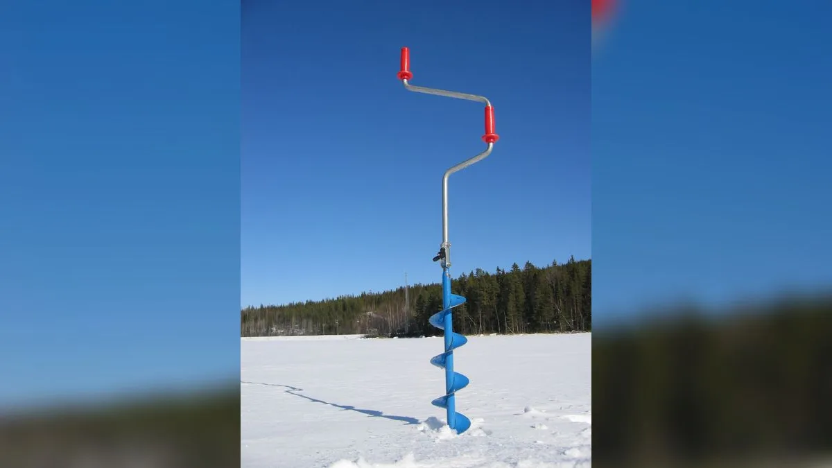 Handeisbohrer steckt in der Schneedecke eines zugefrorenen Sees