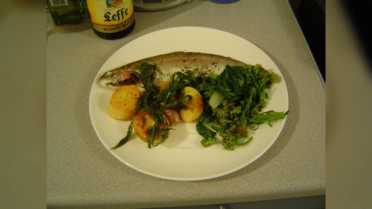 Im Ofen gegarte ganze Forelle mit Dill, Kartoffeln und Brokkoli