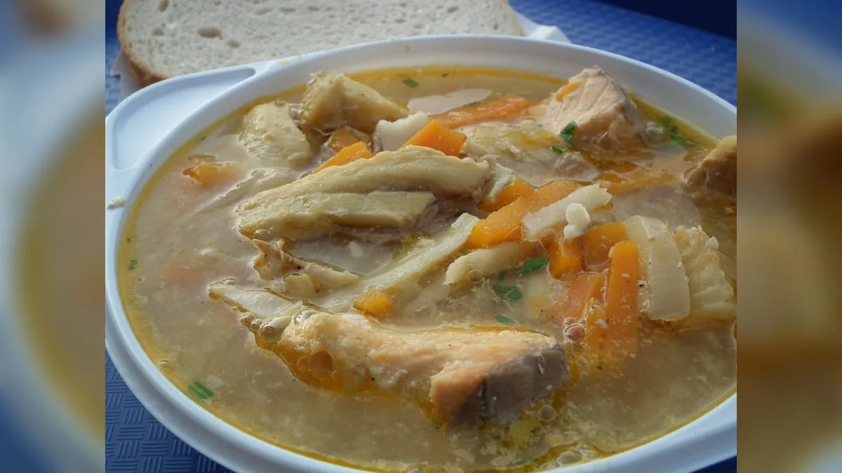 Klare Fischsuppe mit Fisch- und Gemüsestücken in einem Teller