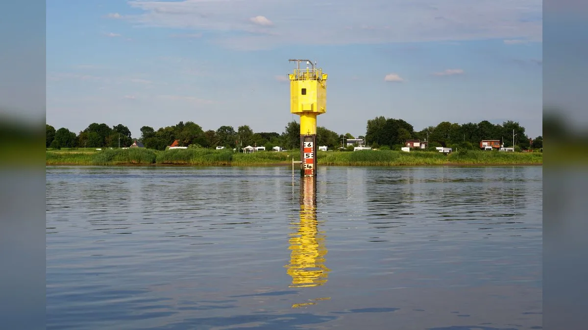Pegelhäuschen an der Unterweser zur Messung des tatsächlichen Wasserstands