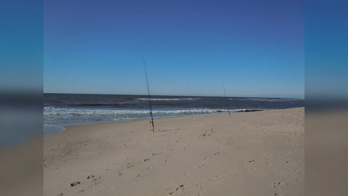 Zwei aufgestellte Angelruten am Strand
