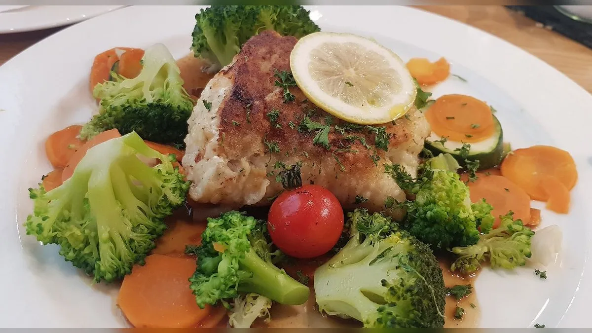Gebratenes helles Fischfilet mit Zitrone und Gemüse